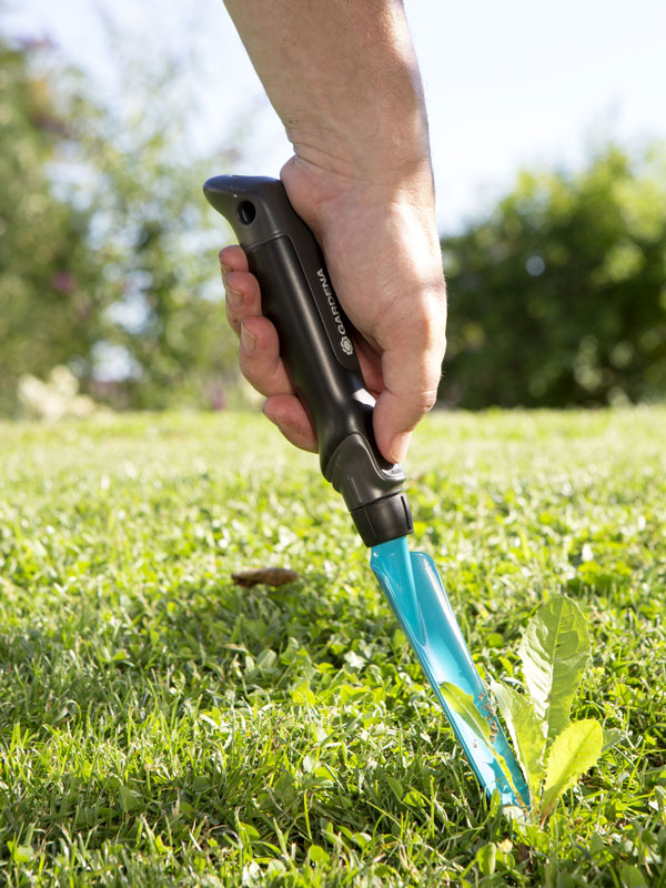 GARDENA-Unkrautstecher im Einsatz